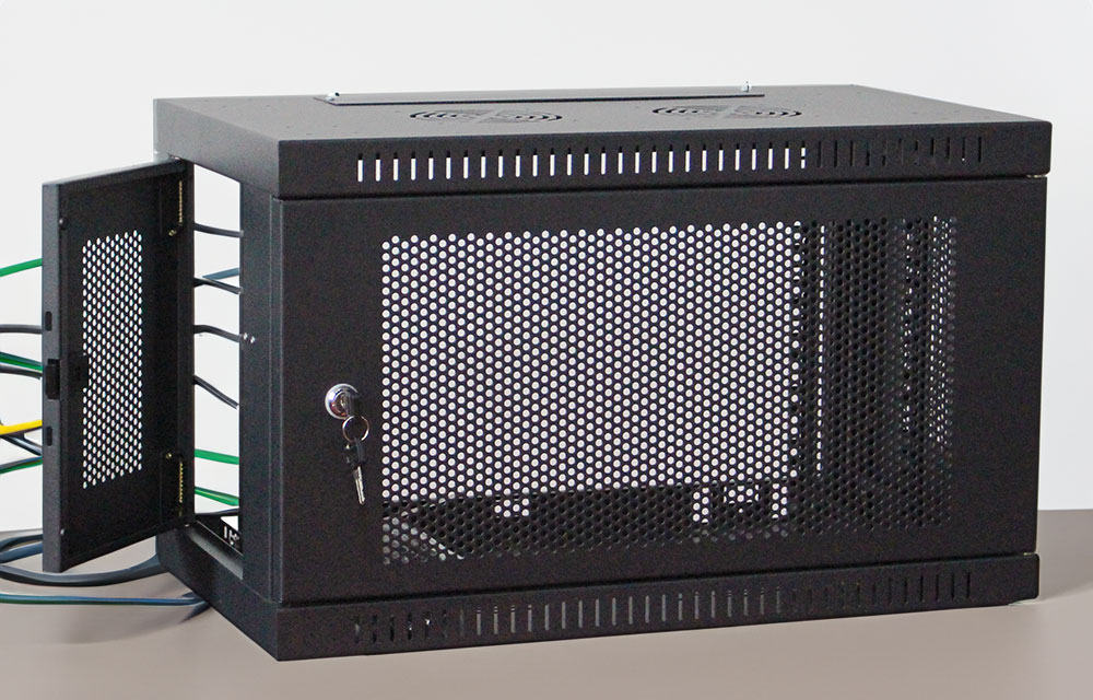 cabine de montagem em parede com porta de malha